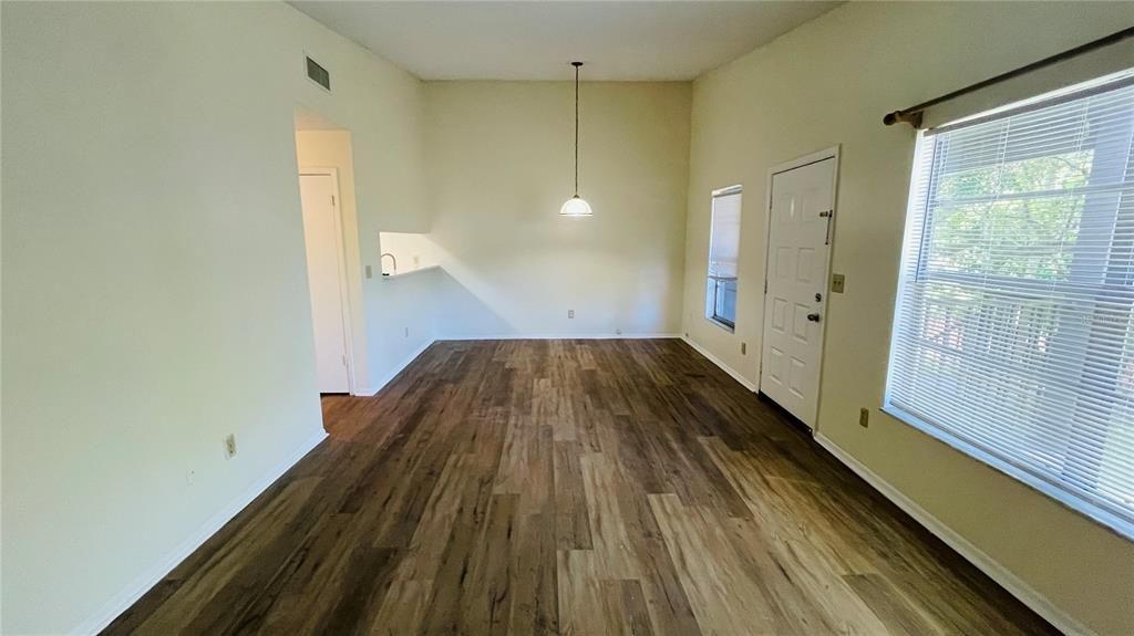 For Rent: $1,425 (2 beds, 2 baths, 912 Square Feet)