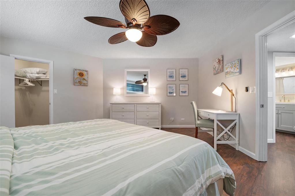 For Sale: $519,900 (1 beds, 1 baths, 831 Square Feet)