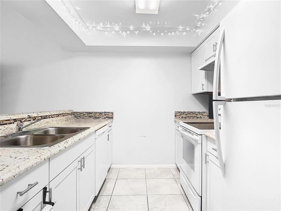 For Sale: $249,990 (2 beds, 2 baths, 1044 Square Feet)