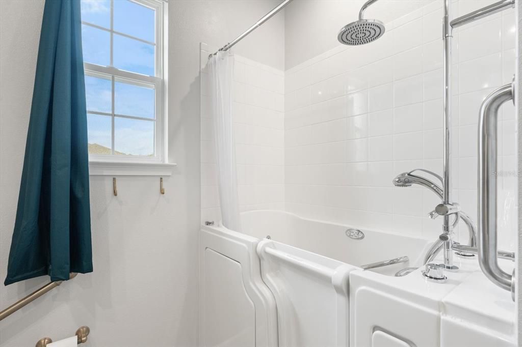 For Sale: $350,000 (2 beds, 2 baths, 1349 Square Feet)