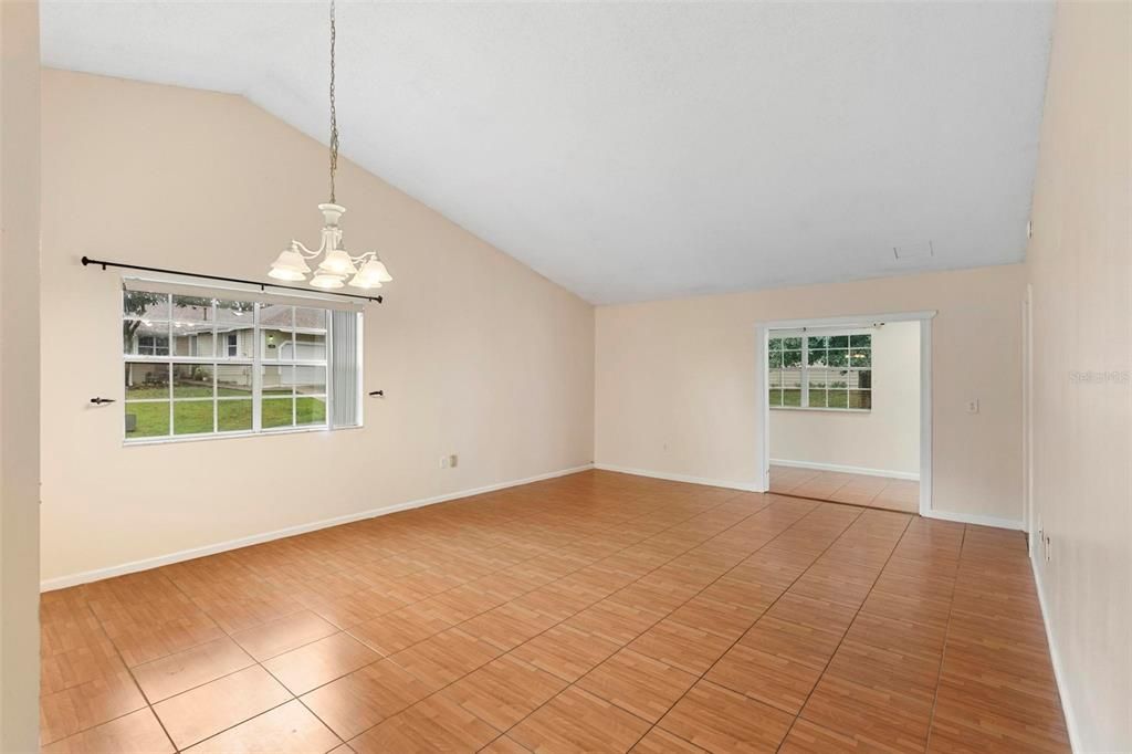 For Sale: $305,000 (2 beds, 2 baths, 1199 Square Feet)