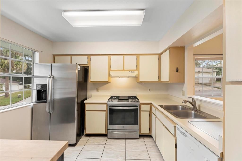 For Sale: $305,000 (2 beds, 2 baths, 1199 Square Feet)