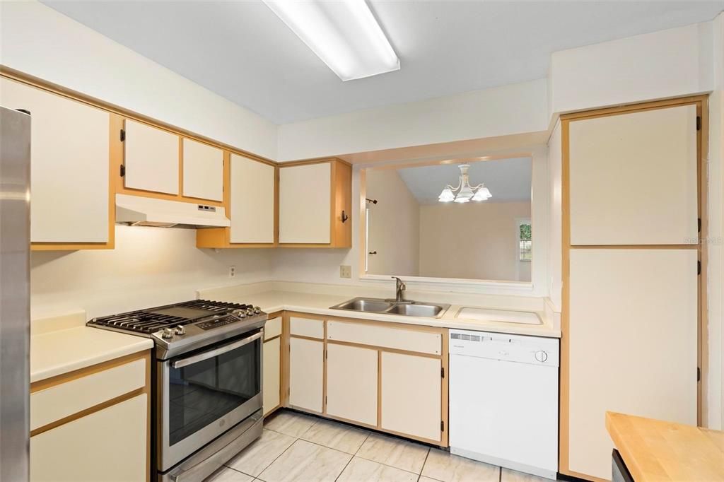 For Sale: $305,000 (2 beds, 2 baths, 1199 Square Feet)