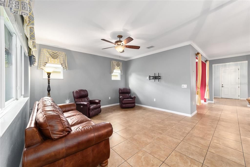 For Sale: $385,900 (2 beds, 2 baths, 1940 Square Feet)