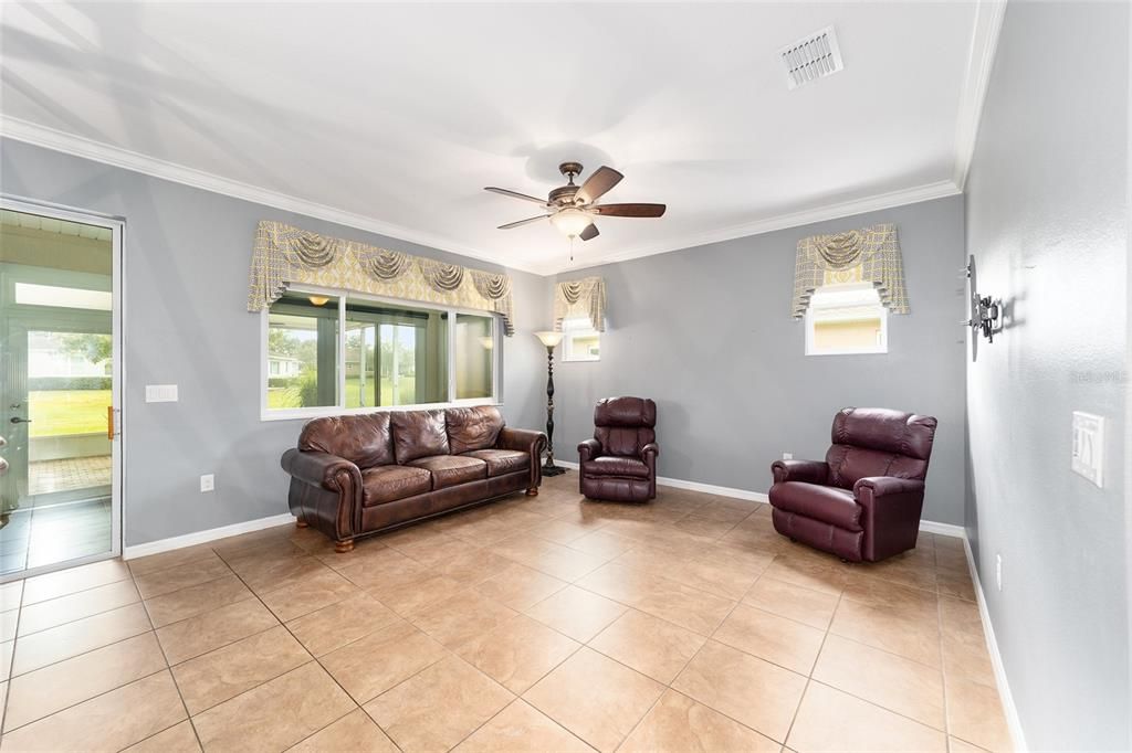 For Sale: $385,900 (2 beds, 2 baths, 1940 Square Feet)