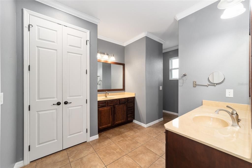 For Sale: $385,900 (2 beds, 2 baths, 1940 Square Feet)