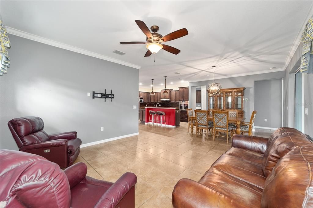 For Sale: $385,900 (2 beds, 2 baths, 1940 Square Feet)