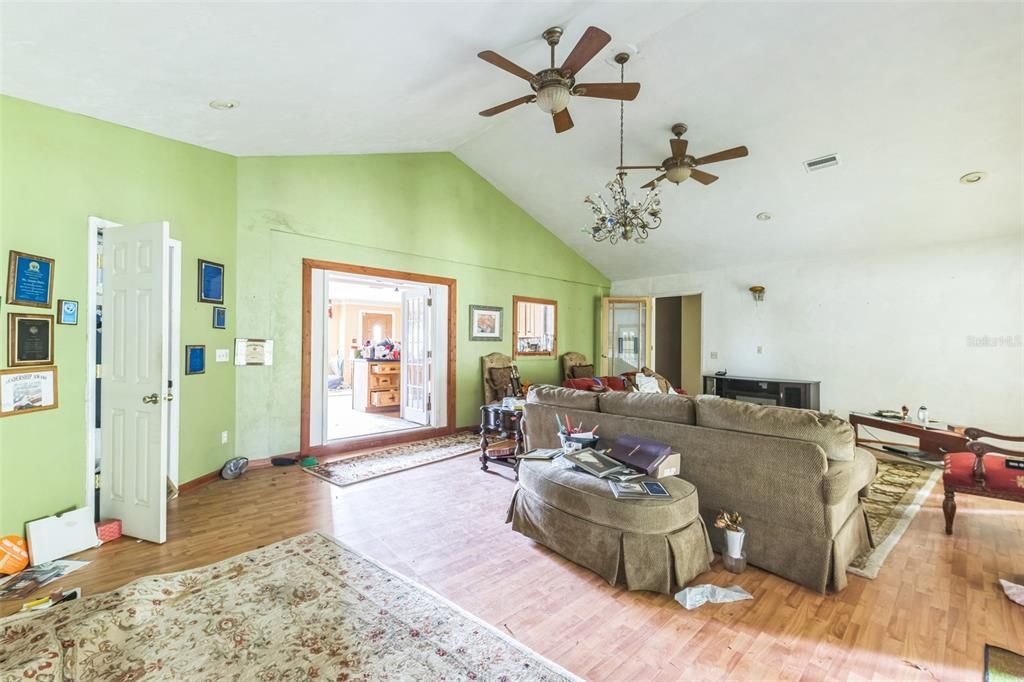 For Sale: $400,000 (5 beds, 2 baths, 3410 Square Feet)