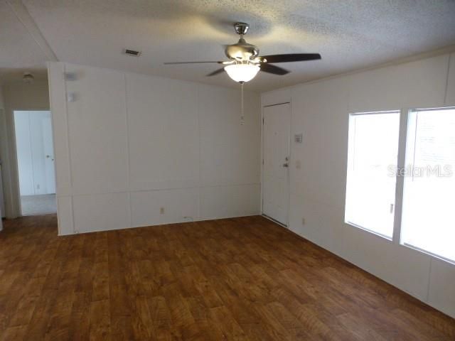 For Rent: $1,325 (3 beds, 2 baths, 1152 Square Feet)