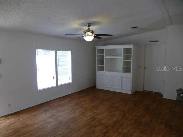 For Rent: $1,325 (3 beds, 2 baths, 1152 Square Feet)