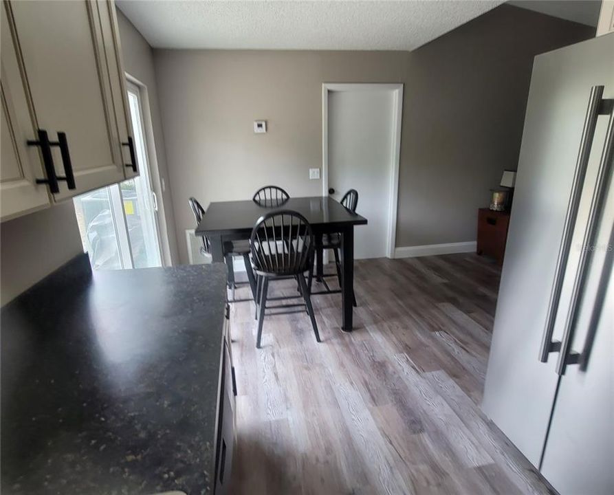 For Sale: $268,700 (2 beds, 2 baths, 957 Square Feet)