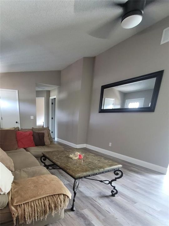 For Sale: $268,700 (2 beds, 2 baths, 957 Square Feet)