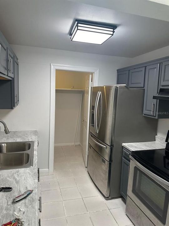 For Sale: $145,000 (1 beds, 1 baths, 702 Square Feet)