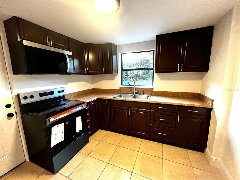 For Sale: $307,700 (3 beds, 2 baths, 1198 Square Feet)