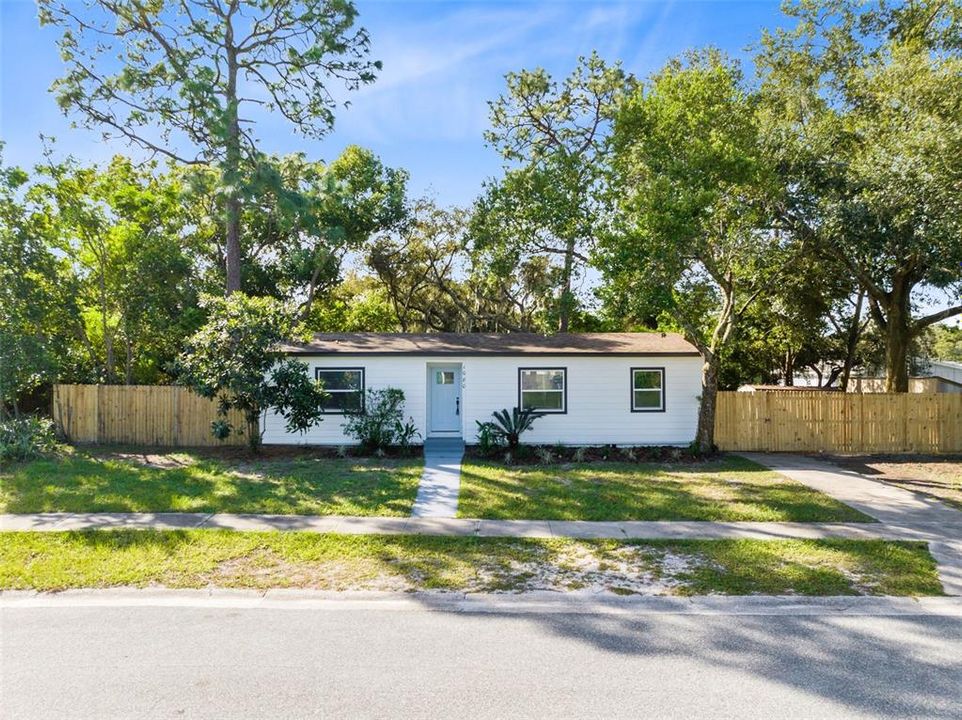 For Sale: $295,000 (3 beds, 2 baths, 1044 Square Feet)