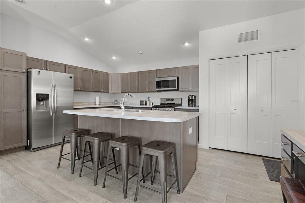 For Sale: $304,900 (2 beds, 2 baths, 1227 Square Feet)