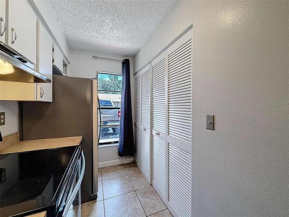 For Sale: $179,900 (2 beds, 2 baths, 927 Square Feet)