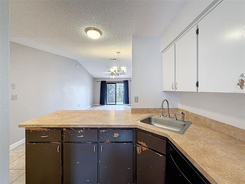 For Sale: $179,900 (2 beds, 2 baths, 927 Square Feet)