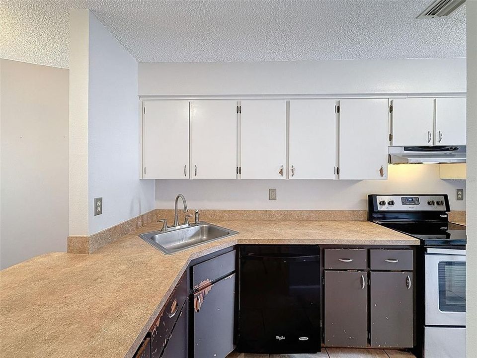 For Sale: $179,900 (2 beds, 2 baths, 927 Square Feet)