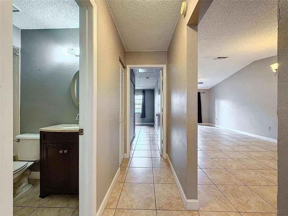 For Sale: $179,900 (2 beds, 2 baths, 927 Square Feet)