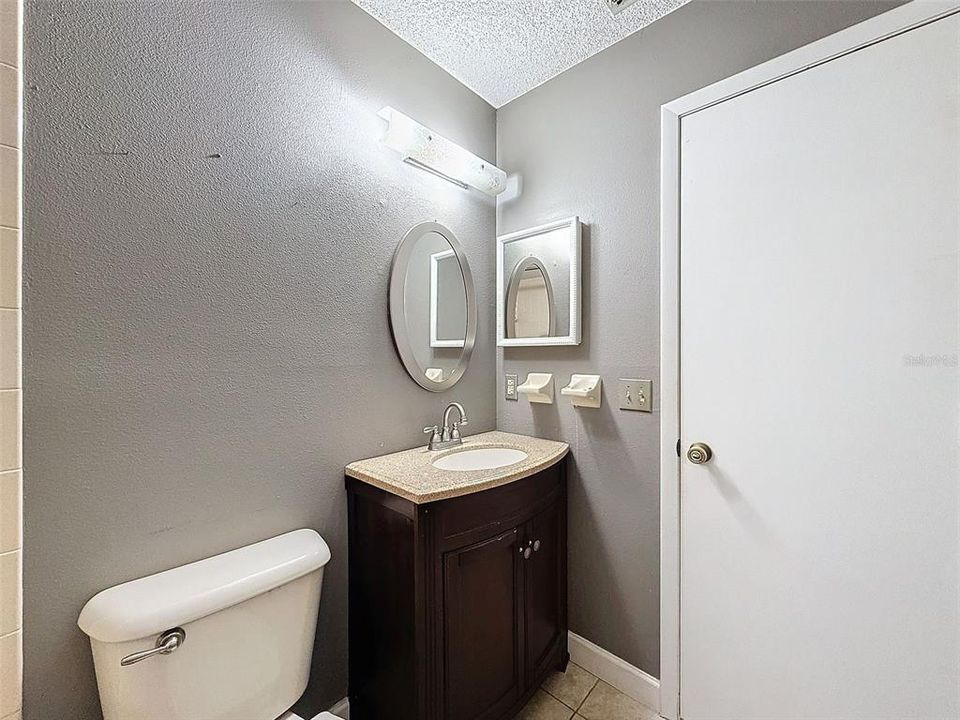 For Sale: $179,900 (2 beds, 2 baths, 927 Square Feet)