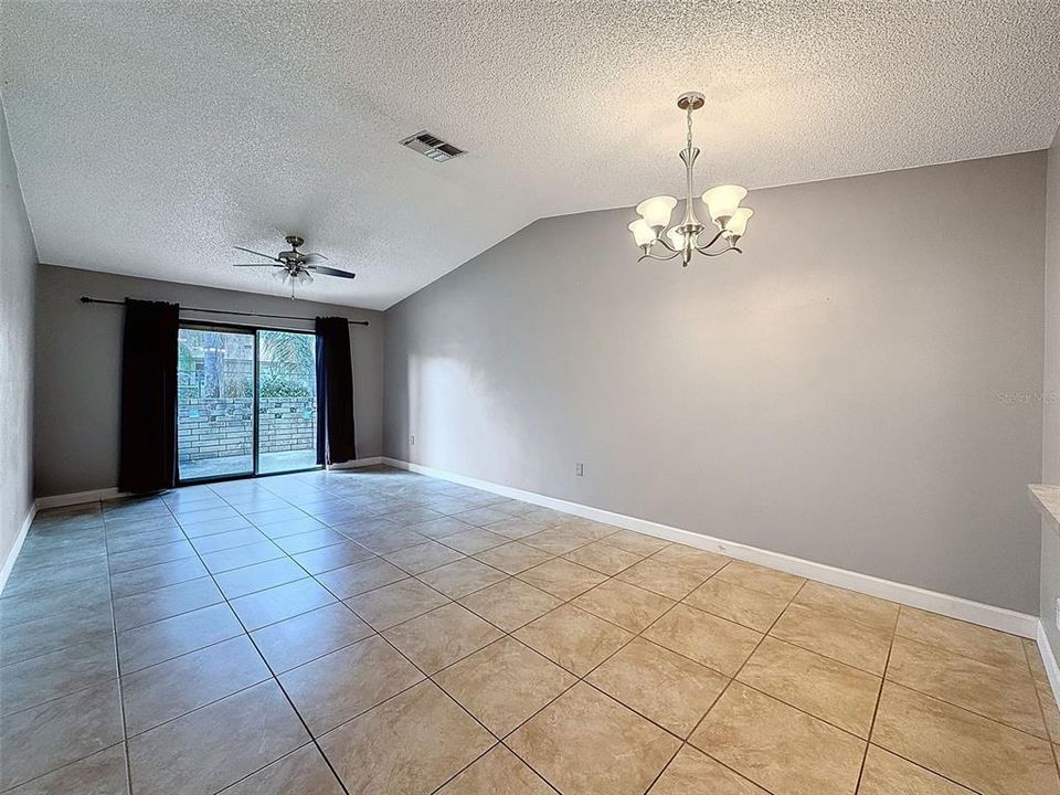 For Sale: $179,900 (2 beds, 2 baths, 927 Square Feet)