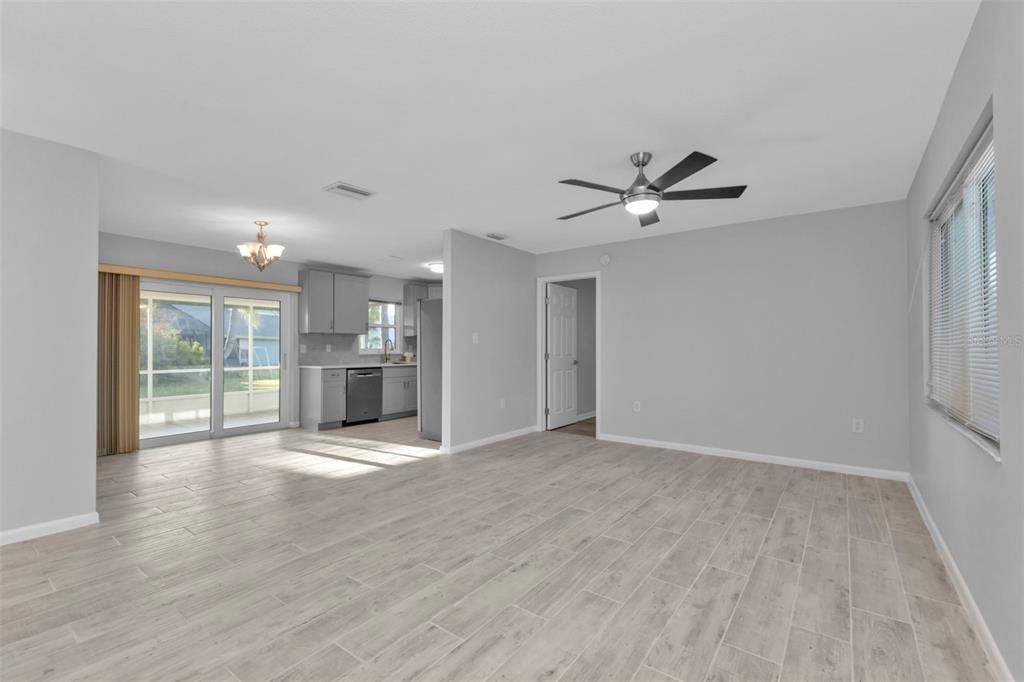 For Sale: $269,995 (2 beds, 2 baths, 976 Square Feet)