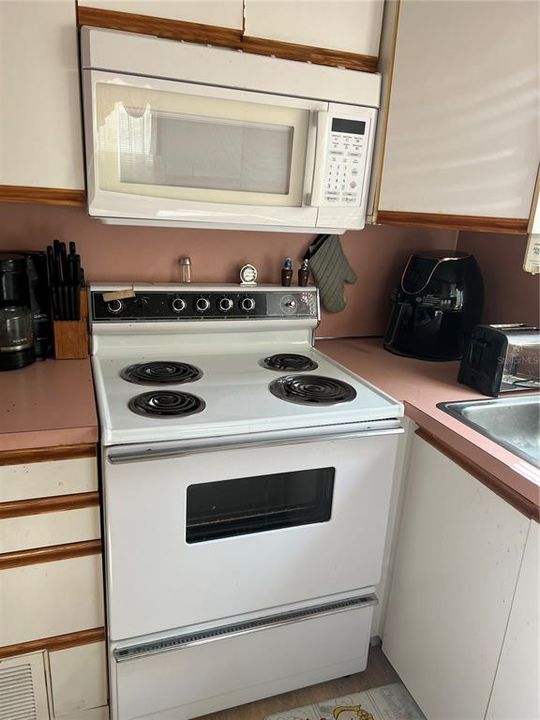 For Sale: $89,000 (1 beds, 1 baths, 408 Square Feet)