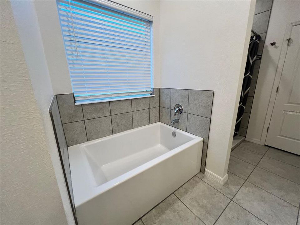 For Rent: $2,590 (4 beds, 2 baths, 2161 Square Feet)