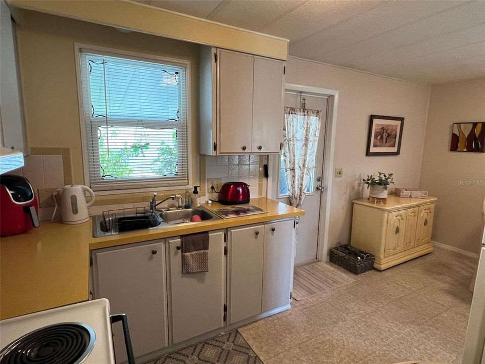 For Sale: $129,900 (2 beds, 2 baths, 864 Square Feet)