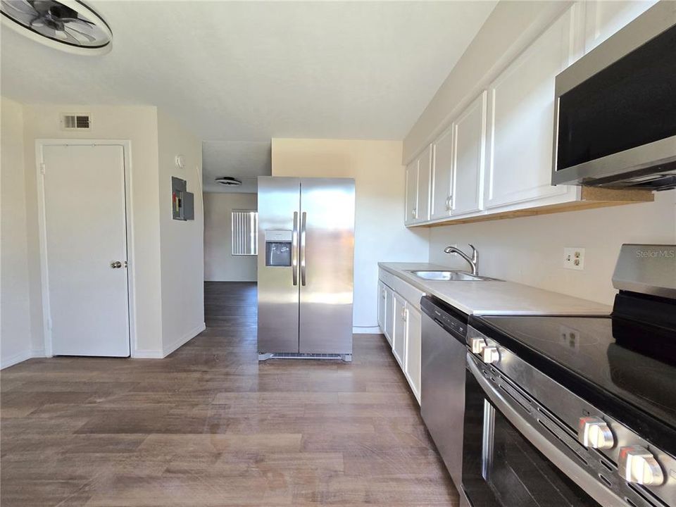 For Sale: $152,000 (2 beds, 1 baths, 930 Square Feet)