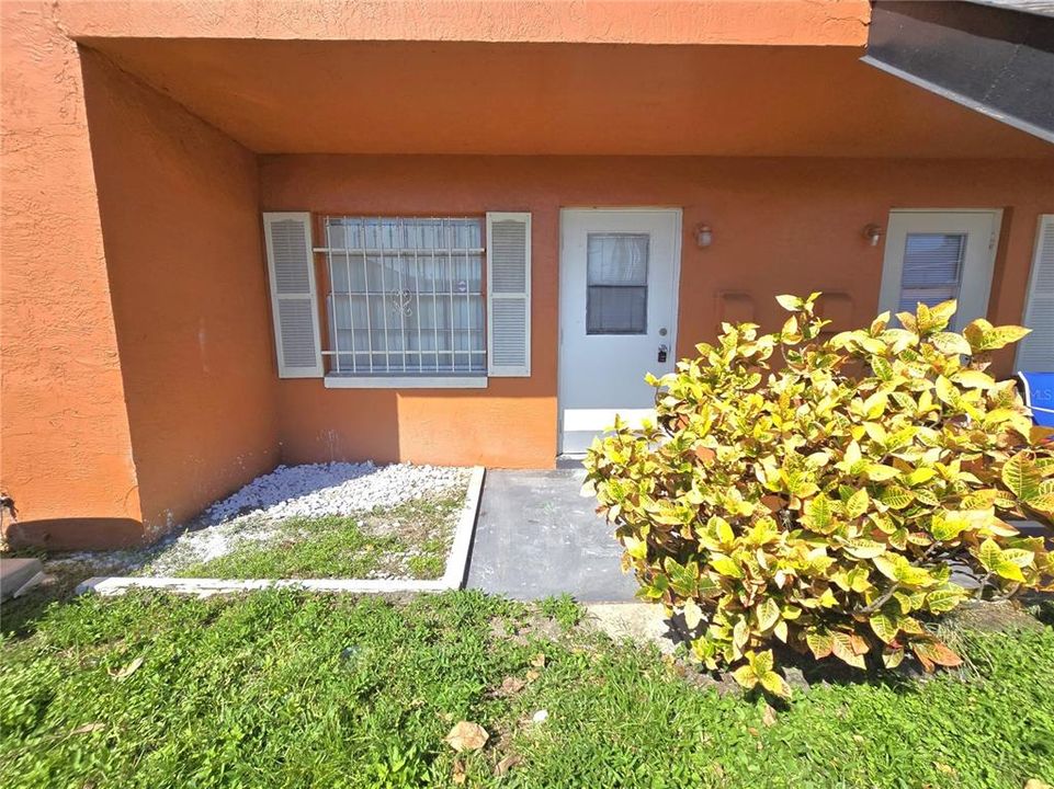 For Sale: $152,000 (2 beds, 1 baths, 930 Square Feet)