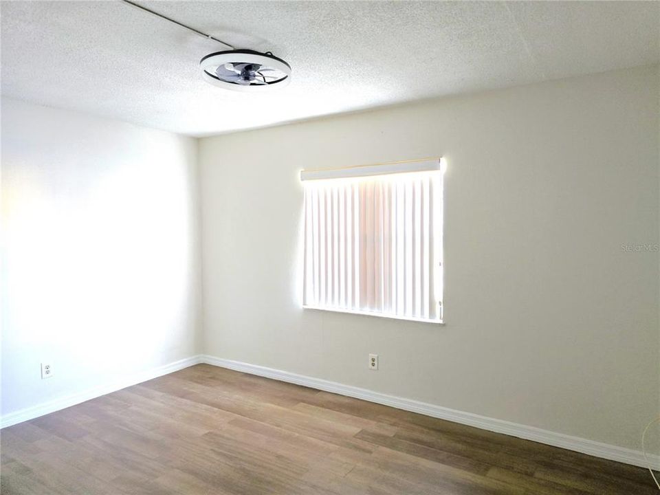 For Sale: $152,000 (2 beds, 1 baths, 930 Square Feet)