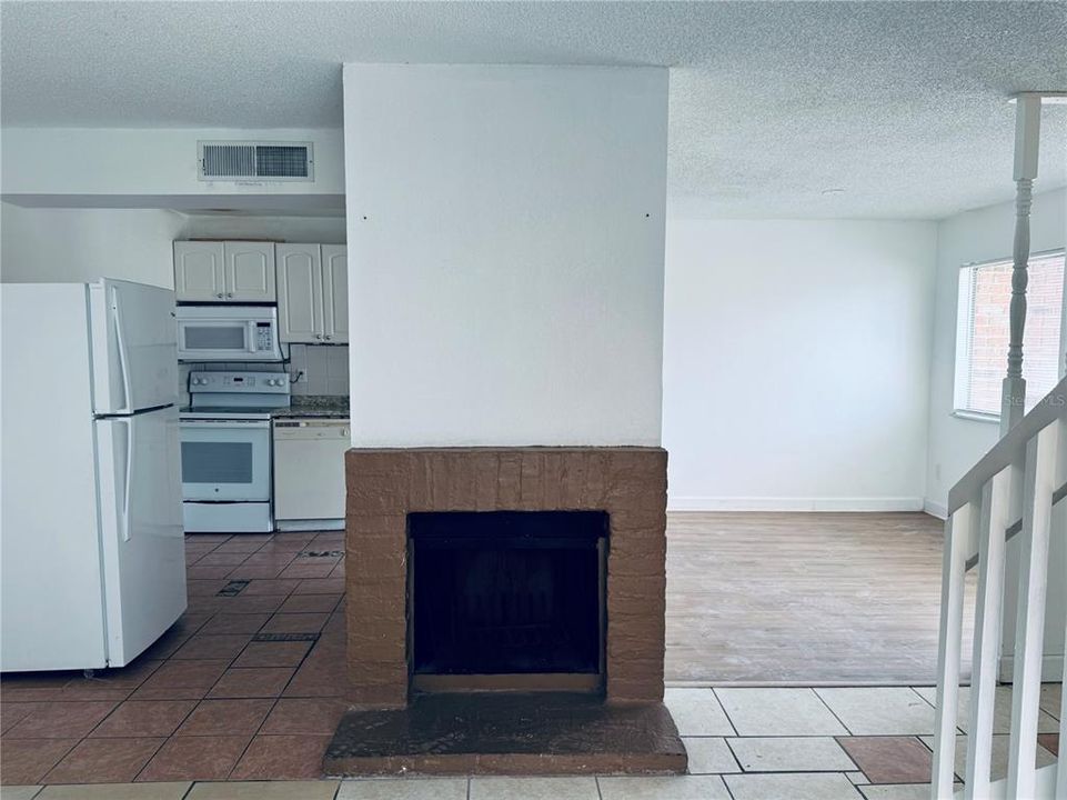 For Rent: $1,800 (2 beds, 1 baths, 996 Square Feet)