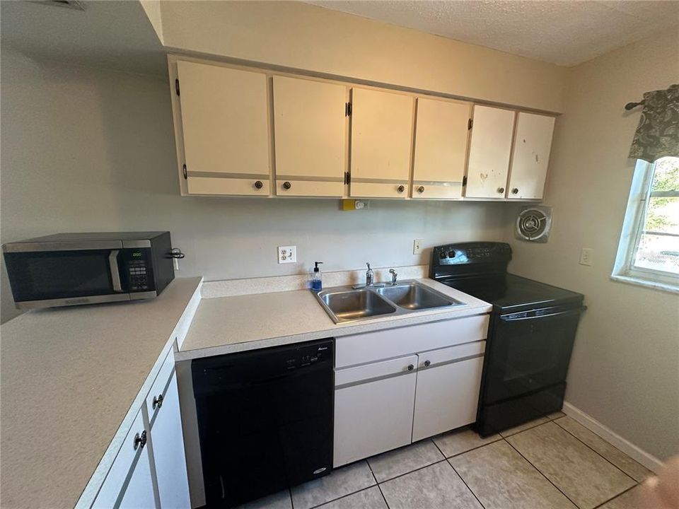 For Sale: $89,000 (1 beds, 1 baths, 591 Square Feet)