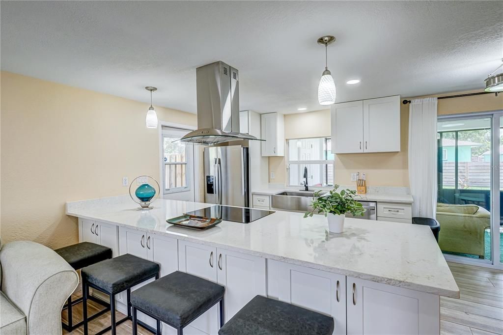 For Sale: $330,000 (2 beds, 2 baths, 905 Square Feet)