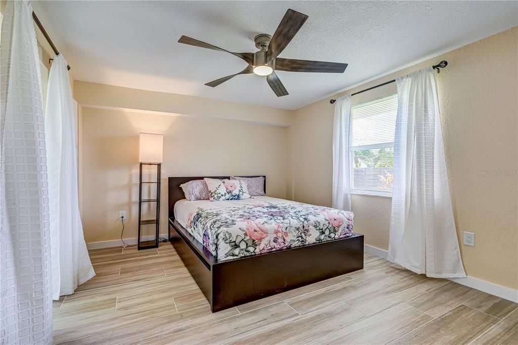 For Sale: $330,000 (2 beds, 2 baths, 905 Square Feet)