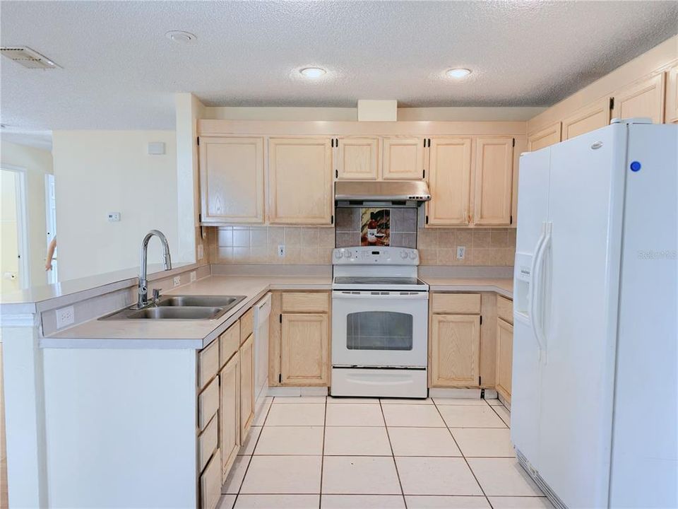 For Rent: $2,195 (4 beds, 2 baths, 2287 Square Feet)