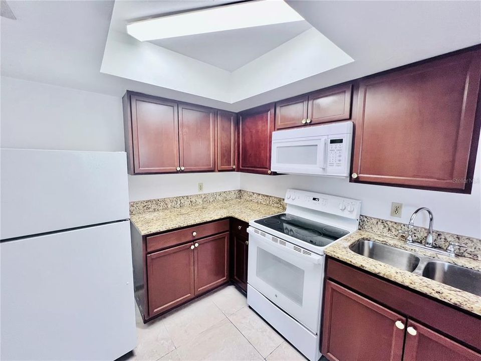 For Rent: $1,150 (1 beds, 1 baths, 715 Square Feet)