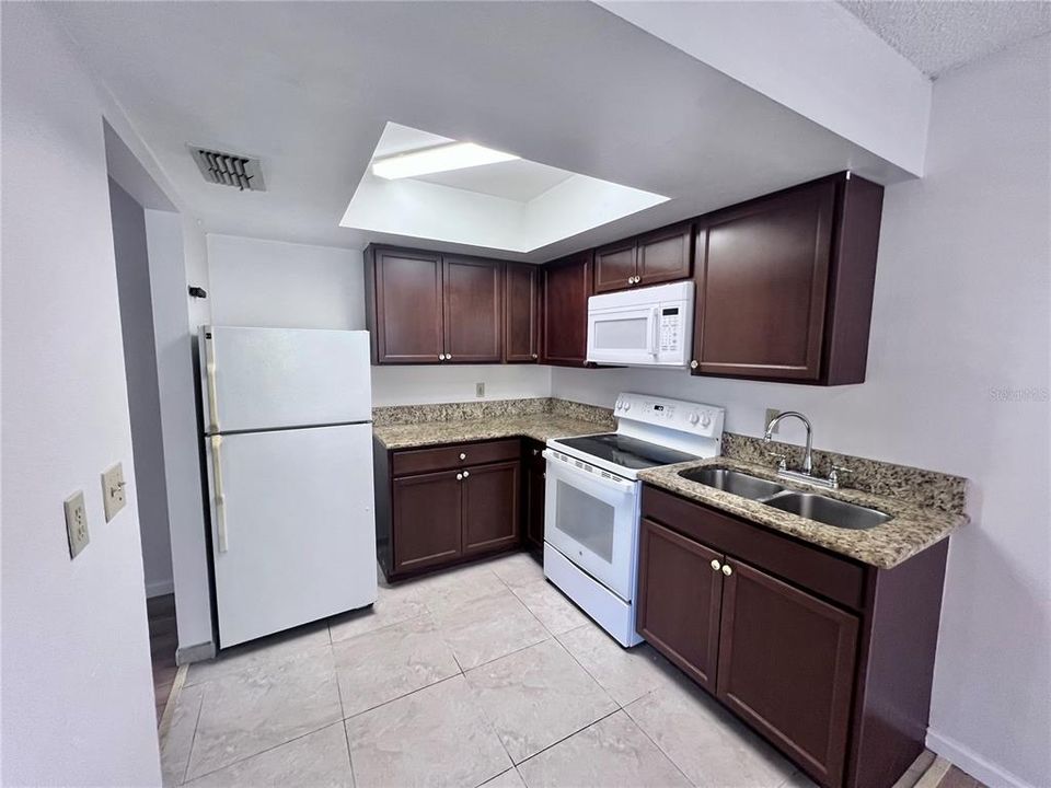 For Rent: $1,150 (1 beds, 1 baths, 715 Square Feet)