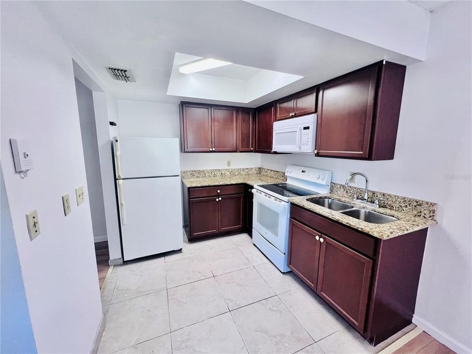 For Rent: $1,150 (1 beds, 1 baths, 715 Square Feet)