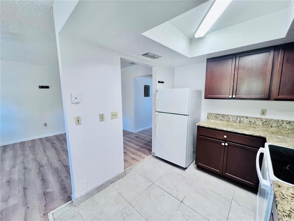 For Rent: $1,150 (1 beds, 1 baths, 715 Square Feet)