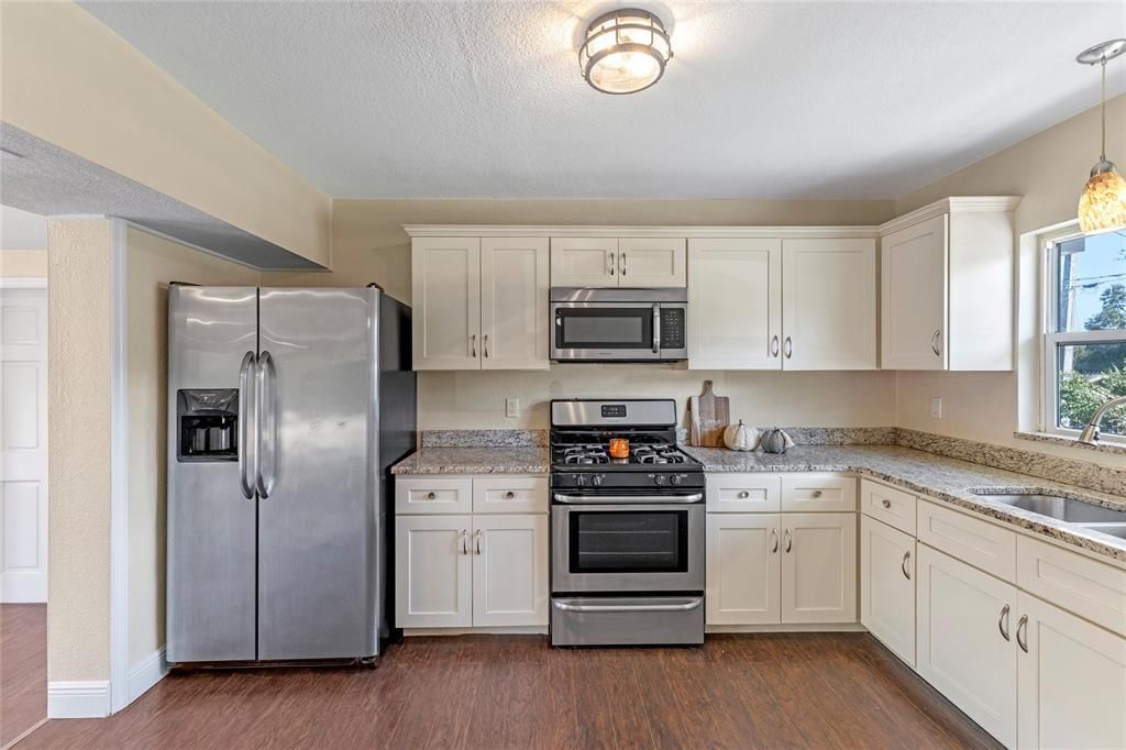 For Sale: $310,000 (2 beds, 1 baths, 1076 Square Feet)