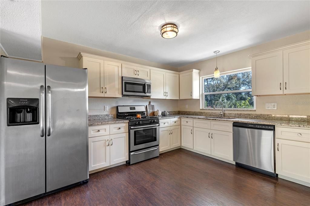 For Sale: $310,000 (2 beds, 1 baths, 1076 Square Feet)