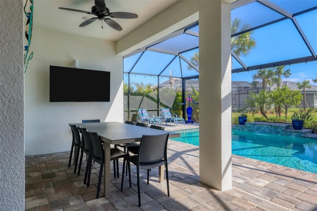 Dining area on lanai