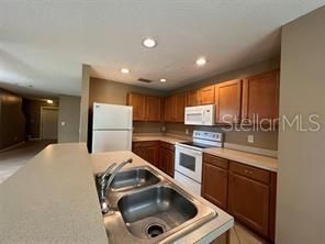 For Rent: $2,150 (3 beds, 2 baths, 1880 Square Feet)