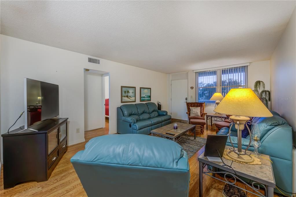 Active With Contract: $215,000 (2 beds, 2 baths, 1035 Square Feet)