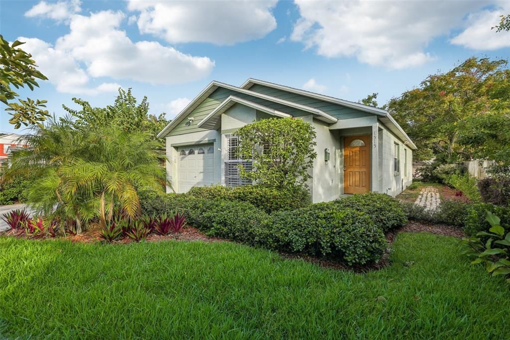 Active With Contract: $2,500 (3 beds, 2 baths, 1152 Square Feet)