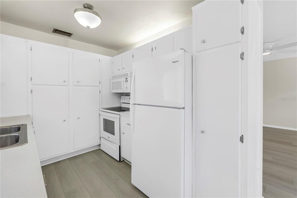 For Sale: $134,900 (2 beds, 2 baths, 997 Square Feet)