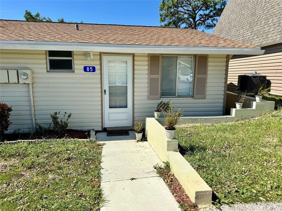 For Sale: $165,000 (2 beds, 1 baths, 500 Square Feet)